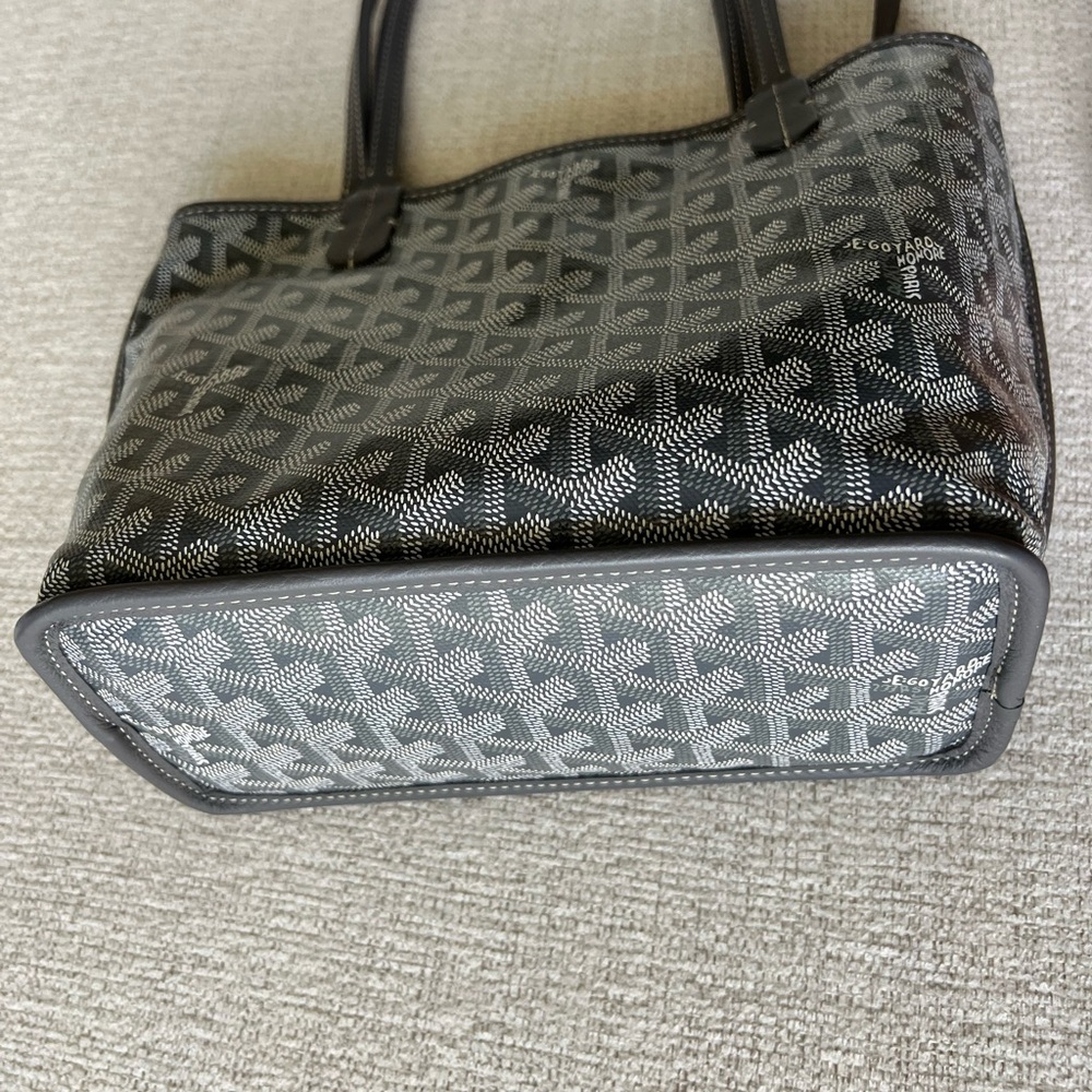 GOYARD 
Goyardine Reversible Mini Anjou Grey 2024 - Picture 14 of 16